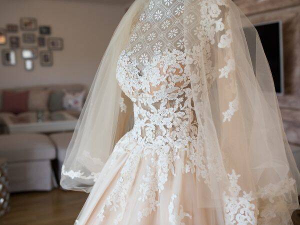 Moda w branży weselnej - jakie są trendy w sukniach ślubnych i garniturach?